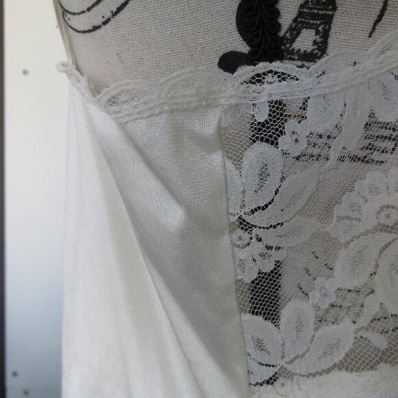 Vintage Off White/Cream Full Slip With Lace And Adjustable Straps, Size 38 - Picture 3 of 7